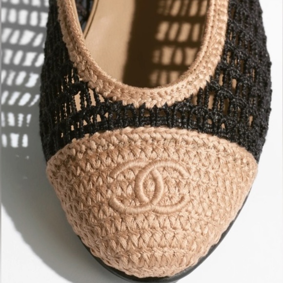 Chanel Black and Beige Raffia Flats - Picture 6 of 8